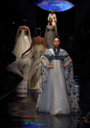 Models present creations designed by Laurence Xu on a fashion show during the opening ceremony of the 2016 Nanjing Historical and Cultural Cities Expo in Nanjing, capital of east China s Jiangsu Province, Oct. 23, 2016. ) (wyo) CHINA-NANJING-CITY EXPO-OPENING-FASHION SHOW (CN) SunxCan 