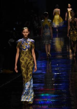 Models present creations designed by Laurence Xu on a fashion show during the opening ceremony of the 2016 Nanjing Historical and Cultural Cities Expo in Nanjing, capital of east China s Jiangsu Province, Oct. 23, 2016. ) (wyo) CHINA-NANJING-CITY EXPO-OPENING-FASHION SHOW (CN) SunxCan 