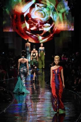 Models present creations designed by Laurence Xu on a fashion show during the opening ceremony of the 2016 Nanjing Historical and Cultural Cities Expo in Nanjing, capital of east China s Jiangsu Province, Oct. 23, 2016. ) (wyo) CHINA-NANJING-CITY EXPO-OPENING-FASHION SHOW (CN) SunxCan 