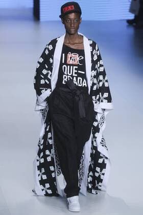 A model presents the creations of the brand LAB during a fashion show at Sao Paulo s Fashion Week in Sao Paulo, Brazil, 24 October 2016. EFE Sebastiao Moreira SAO PAULO S FASHION WEEK !ACHTUNG: NUR REDAKTIONELLE NUTZUNG!  SAO001 20161025-636129565331261657