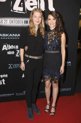 Stephanie Amarell und Janina Fautz bei der Premiere des Kinofilms Allein gegen die Zeit im Kino in der Kulturbrauerei. Berlin, 24.10.2016 Foto:xS.xGabschx xFuturexImage