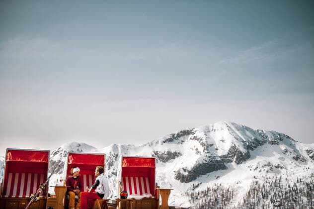 Austria, Altenmarkt-Zauchensee, couple sitting at hooded beach chair in the mountains model released Symbolfoto  HHF05422