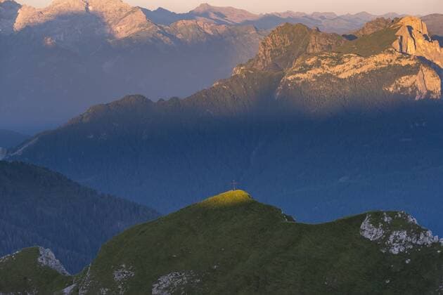 Italy, Dolomites, sunlight on a summit cross  LOMF00404