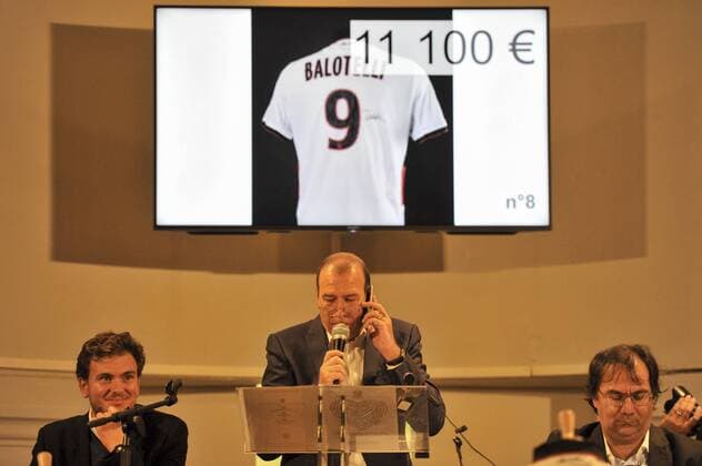 Trikot von Mario Balotelli vendu 11 100 euros NEWS : Versteigerung von OGC Nizza Fußballtrikots für die Terroropfer-Hilfe (Organisation promenade des anges) in Nizza - 26 10 2016 NorbertScanella Panoramic 