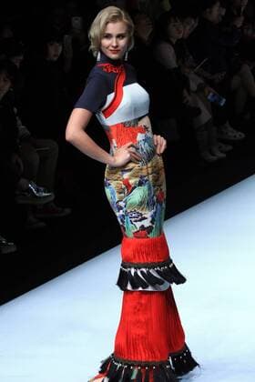 BEIJING, Oct. 25, 2016 -- A model presents a creation of Qipao, or cheongsam, by designer Gong Hangyu at a fashion show during the China Fashion Week in Beijing, capital of China, Oct. 25, 2016. The fashion week was held in Beijing from Oct. 25 to Nov. 2. ) (ry) CHINA-BEIJING-FASHION WEEK (CN) LixMingfang 