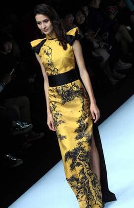 BEIJING, Oct. 25, 2016 -- A model presents a creation of Qipao, or cheongsam, by designer Gong Hangyu at a fashion show during the China Fashion Week in Beijing, capital of China, Oct. 25, 2016. The fashion week was held in Beijing from Oct. 25 to Nov. 2. ) (ry) CHINA-BEIJING-FASHION WEEK (CN) LixMingfang 