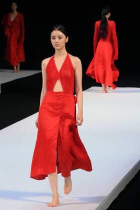 (161026) -- BEIJING, Oct. 26, 2016 -- A model presents a creation by designer Wang Fei during the China Fashion Week in Beijing, capital of China, Oct. 26, 2016. ) (wyo) CHINA-BEIJING-FASHION WEEK (CN) LixMingfang 