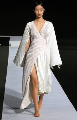 (161026) -- BEIJING, Oct. 26, 2016 -- A model presents a creation by designer Wang Fei during the China Fashion Week in Beijing, capital of China, Oct. 26, 2016. ) (wyo) CHINA-BEIJING-FASHION WEEK (CN) LixMingfang 