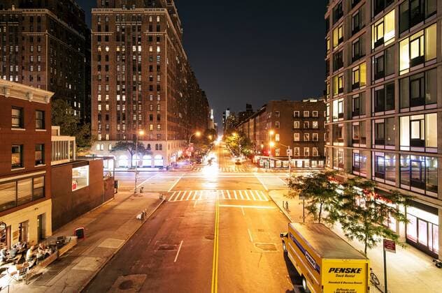 Blick von The High Line Park am Abend auf Kreuzung 10th Avenue, W 23rd Street, Manhattan, New York City