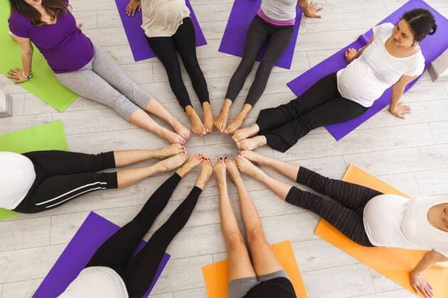 Women in prenatal yoga class sitting together in circle model released Symbolfoto property released  ZEDF00371