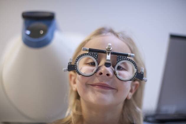 Little girl doing eye test model released Symbolfoto property released  ZEF10406