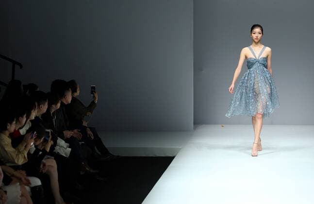 (161026) -- BEIJING, Oct. 26, 2016 -- A model presents a creation by designer Yu Jia during the China Fashion Week in Beijing, capital of China, Oct. 26, 2016. ) (lb) CHINA-BEIJING-FASHION WEEK (CN) CaixYang 