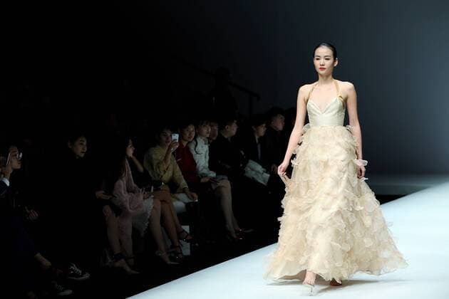 (161026) -- BEIJING, Oct. 26, 2016 -- A model presents a creation by designer Yu Jia during the China Fashion Week in Beijing, capital of China, Oct. 26, 2016. ) (lb) CHINA-BEIJING-FASHION WEEK (CN) CaixYang 
