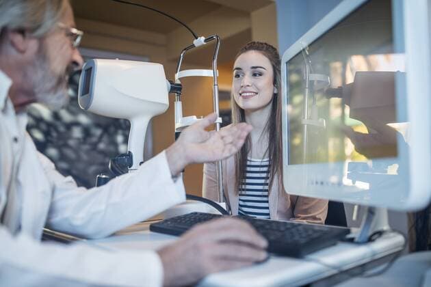Young woman doing eye test at the optometrist s model released Symbolfoto property released  ZEF10549