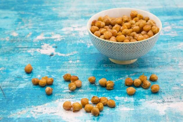 IMAGO Nature: Unsere Erde, Klimawandel, Ernährung, Pflanzen der Zukunft, Kichererbse Bowl of roasted chickpeas  LVF05398