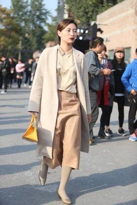October 26, 2016 - Beijing, Beijing, China - Beijing,CHINA-October 26 2016: (EDITORIAL USE ONLY.CHINA OUT) Street snap of China Fashion Week in Beijing, October 26th, 2016. Beijing China  - ZUMAs145 20161026_zaa_s145_016