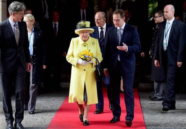 26-06-2015 Germnay Britain s Queen Elizabeth II is presented with flowers as she walks across the Pariser Platz near Berlin s landmark Brandenburg Gate on her way to leave Berlin. British Queen Elizabeth II ends her three-day visit to Germany.  Copyright: PPEx