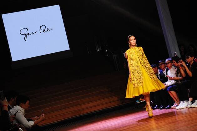 (161026) -- SINGAPORE, Oct. 26, 2016 -- A model presents a creation of Chinese designer Guo Pei at opening show of the Singapore Fashion Week held in the National Gallery Singapore on Oct. 26, 2016.) SINGAPORE-FASHION WEEK-GUO PEI ThenxChihxWey 