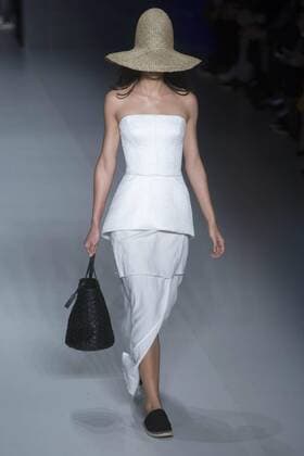 A model presents the creations of Osklen during a fashion show at Sao Paulo Fashion Week in Sao Paulo, Brazil, 26 October 2016. SAO PAULO FASHION WEEK !ACHTUNG: NUR REDAKTIONELLE NUTZUNG!  SAO001 20161027-636131280265379314