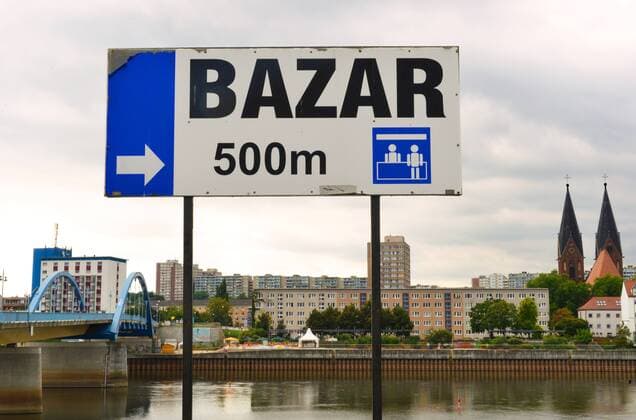 Wegweiser zum Bazar (Polenmarkt) in Slubice (Polen), aufgenommen am 23.8.2016. Im Hintergrund ist Frankfurt (Oder) auf dem gegenueber liegen Flussufer zu erkennen.Bis 1945 war das heutige Slubice ein Stadtteil von Frankfurt (Oder). Foto:Winfried Rothermel