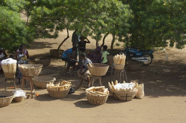 Roadside vendors selling french bread, Cotonou, Benin, Africa  Copyright: xCindyxMillerxHopkinsx xDanitaxDelimont AF03 CMI0010