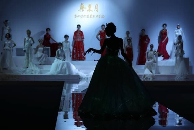 (161027) -- BEIJING, Oct. 27, 2016 -- Models present creations by designer Tsai Mei-Yueh during the China Fashion Week in Beijing, capital of China, Oct. 27, 2016. ) (lb) CHINA-BEIJING-FASHION WEEK (CN) ChenxJianli 