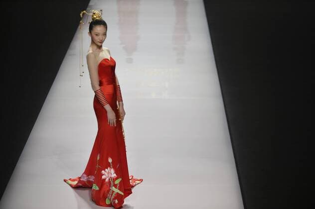 (161027) -- BEIJING, Oct. 27, 2016 -- A model presents creations by designer Tsai Mei-Yueh during the China Fashion Week in Beijing, capital of China, Oct. 27, 2016. ) (lb) CHINA-BEIJING-FASHION WEEK (CN) LuxPeng 