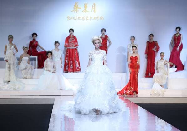 (161027) -- BEIJING, Oct. 27, 2016 -- Models present creations by designer Tsai Mei-Yueh during the China Fashion Week in Beijing, capital of China, Oct. 27, 2016. ) (lb) CHINA-BEIJING-FASHION WEEK (CN) ChenxJianli 