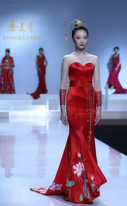 (161027) -- BEIJING, Oct. 27, 2016 -- A model presents creations by designer Tsai Mei-Yueh during the China Fashion Week in Beijing, capital of China, Oct. 27, 2016. ) (lb) CHINA-BEIJING-FASHION WEEK (CN) ChenxJianli 