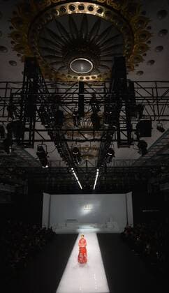 (161027) -- BEIJING, Oct. 27, 2016 -- A model presents creations by designer Tsai Mei-Yueh during the China Fashion Week in Beijing, capital of China, Oct. 27, 2016. ) (lb) CHINA-BEIJING-FASHION WEEK (CN) LuxPeng 