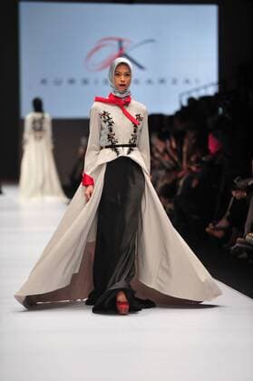 (161027) -- JAKARTA, Oct. 27, 2016 -- A model presents a creation by Kursien Karzai during the Jakarta Fashion Week 2017 in Jakarta, Indonesia, Oct. 27, 2016. Jakarta Fashion Week 2017 runs from Oct. 22 to 28. )(zhf) INDONESIA-JAKARTA-JAKARTA FASHION WEEK 2017 Zulkarnain 