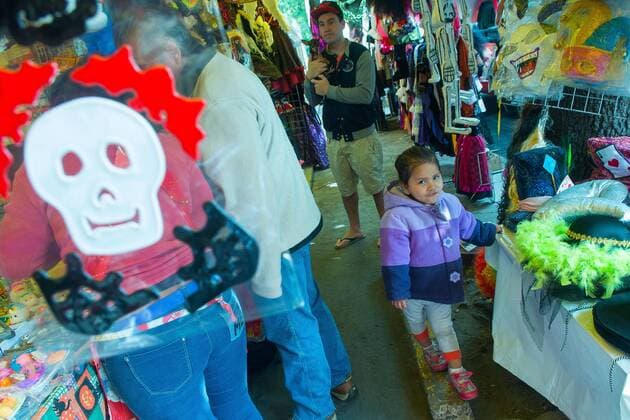 October 27, 2016 - Mexico City, Mexico City, MX - Mexicans prepare for the traditional Day of the Dead festival, when families honour and pray for dead loved ones. At the Escandon market in Mexico City, people buy flowers, costumes and festive sugar skulls to use for traditional decorations. Mexico City MX - ZUMAa136 20161027_zap_a136_001