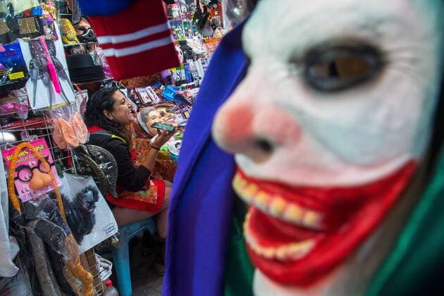October 27, 2016 - Mexico City, Mexico City, MX - Mexicans prepare for the traditional Day of the Dead festival, when families honour and pray for dead loved ones. At the Escandon market in Mexico City, people buy flowers, costumes and festive sugar skulls to use for traditional decorations. Mexico City MX - ZUMAa136 20161027_zap_a136_005