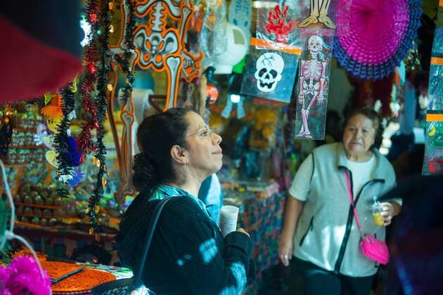 October 27, 2016 - Mexico City, Mexico City, MX - Mexicans prepare for the traditional Day of the Dead festival, when families honour and pray for dead loved ones. At the Escandon market in Mexico City, people buy flowers, costumes and festive sugar skulls to use for traditional decorations. Mexico City MX - ZUMAa136 20161027_zap_a136_011