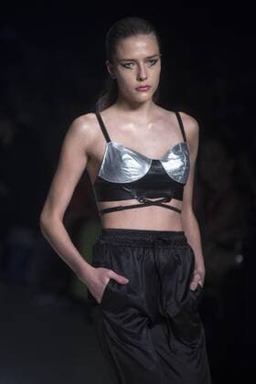 A model presents the creations of Ratier during a fashion show of Sao Paulo Fashion Week in Sao Paulo, Brazil, 27 October 2016. EFE Sebastiao Moreira SAO PAULO FASHION WEEK !ACHTUNG: NUR REDAKTIONELLE NUTZUNG!  SAO001 20161028-636132158706997549