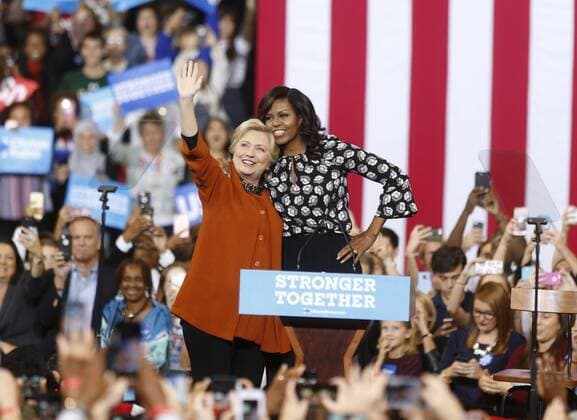 Berühmte Feministinnen, Michelle Obama Bilder des Tages October 27, 2016 - Winston-Salem, North Carolina, U.S. - Democratic presidential candidate HILLARY CLINTON and first lady MICHELLE OBAMA acknowledge the reception during an early vote rally at Joel Coliseum. Winston-Salem U.S. - ZUMAm67_ 20161027_zaf_m67_003