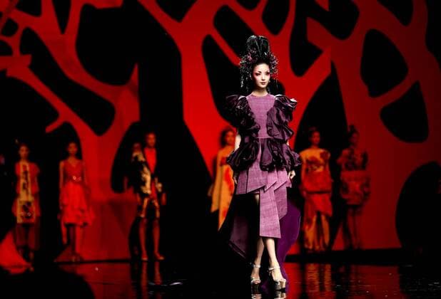 A model presents a creation by designer Zhang Yichao during the China Fashion Week in Beijing, capital of China, Oct. 27, 2016. ) (wsw) CHINA-BEIJING-FASHION WEEK (CN) CaixYang 