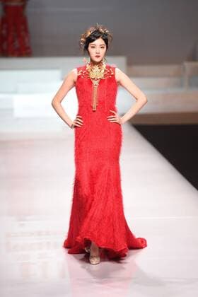 October 27, 2016 - Beijing, Beijing, China - Beijing,CHINA-October 27 2016: (EDITORIAL USE ONLY. CHINA OUT) ..A model shows a wedding dress of designer Tsaim Meiyue s collections at China Fashion Week in Beijing, October 27th, 2016. Beijing China  - ZUMAs145 20161027_zaa_s145_128