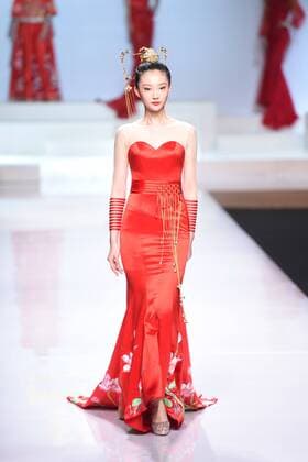 October 27, 2016 - Beijing, Beijing, China - Beijing,CHINA-October 27 2016: (EDITORIAL USE ONLY. CHINA OUT) ..A model shows a wedding dress of designer Tsaim Meiyue s collections at China Fashion Week in Beijing, October 27th, 2016. Beijing China  - ZUMAs145 20161027_zaa_s145_135