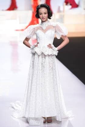October 27, 2016 - Beijing, Beijing, China - Beijing,CHINA-October 27 2016: (EDITORIAL USE ONLY. CHINA OUT) ..A model shows a wedding dress of designer Tsaim Meiyue s collections at China Fashion Week in Beijing, October 27th, 2016. Beijing China  - ZUMAs145 20161027_zaa_s145_141