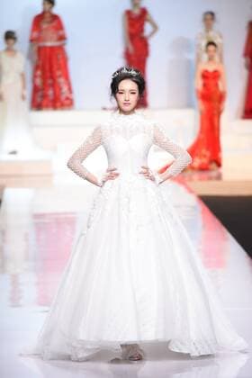 October 27, 2016 - Beijing, Beijing, China - Beijing,CHINA-October 27 2016: (EDITORIAL USE ONLY. CHINA OUT) ..A model shows a wedding dress of designer Tsaim Meiyue s collections at China Fashion Week in Beijing, October 27th, 2016. Beijing China  - ZUMAs145 20161027_zaa_s145_148
