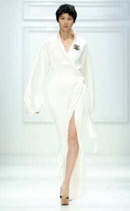 A model presents a creation of the Near White collection during the China Fashion Week in Beijing, capital of China, Oct. 27, 2016. ) (ssx) CHINA-BEIJING-FASHION WEEK(CN) ChenxJianli 