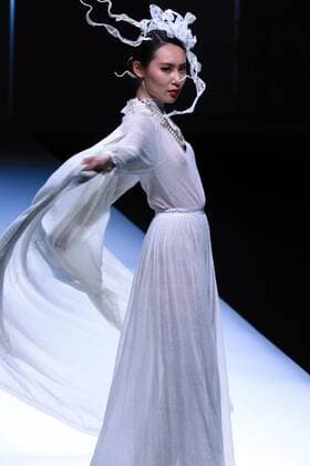 A model presents a creation by designer Zhuang Ganran for the Rabbit-Warm during the China Fashion Week in Beijing, capital of China, Oct. 28, 2016. ) (wyo) CHINA-BEIJING-FASHION WEEK(CN) LixMingfang 