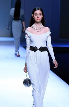 A model presents a creation by designer Zhuang Ganran for the Rabbit-Warm during the China Fashion Week in Beijing, capital of China, Oct. 28, 2016. ) (wyo) CHINA-BEIJING-FASHION WEEK(CN) LixMingfang 