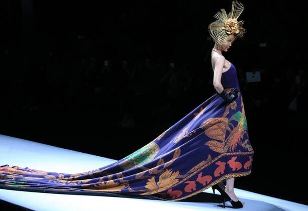 A model presents a creation by designer Zhuang Ganran for the Rabbit-Warm during the China Fashion Week in Beijing, capital of China, Oct. 28, 2016. ) (wyo) CHINA-BEIJING-FASHION WEEK(CN) LixMingfang 