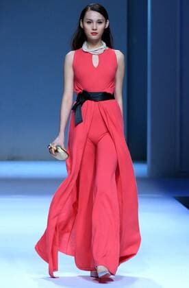 A model presents a creation by designer Zhuang Ganran for the Rabbit-Warm during the China Fashion Week in Beijing, capital of China, Oct. 28, 2016. ) (wyo) CHINA-BEIJING-FASHION WEEK(CN) LixMingfang 