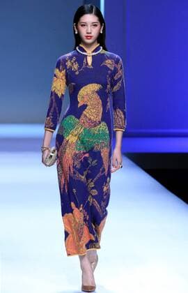 A model presents a creation by designer Zhuang Ganran for the Rabbit-Warm during the China Fashion Week in Beijing, capital of China, Oct. 28, 2016. ) (wyo) CHINA-BEIJING-FASHION WEEK(CN) LixMingfang 