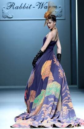 A model presents a creation by designer Zhuang Ganran for the Rabbit-Warm during the China Fashion Week in Beijing, capital of China, Oct. 28, 2016. ) (wyo) CHINA-BEIJING-FASHION WEEK(CN) ChenxJianli 