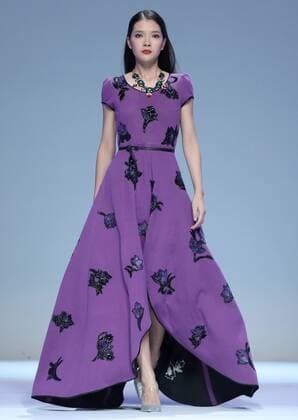 A model presents a creation by designer Zhuang Ganran for the Rabbit-Warm during the China Fashion Week in Beijing, capital of China, Oct. 28, 2016. ) (wyo) CHINA-BEIJING-FASHION WEEK(CN) ChenxJianli 