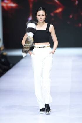 October 28, 2016 - Beijing, Beijing, China - Beijing,CHINA-October 28 2016: (EDITORIAL USE ONLY. CHINA OUT) ..A model presents a creation of the online shopping platform 10fur.com at China Fashion Week (S S 2017) in Beijing, October 28th, 2016. Beijing China  - ZUMAs145 20161028_zaa_s145_054